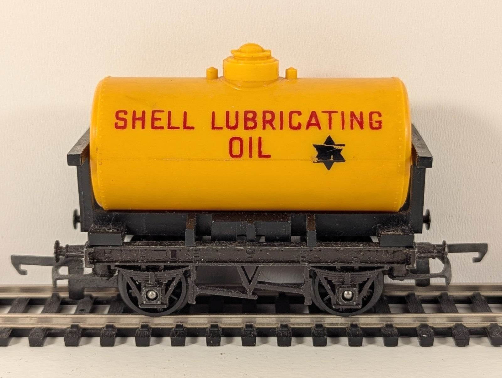 Tri-ang R211 Shell Lubricating Oil Tank – OO Gauge