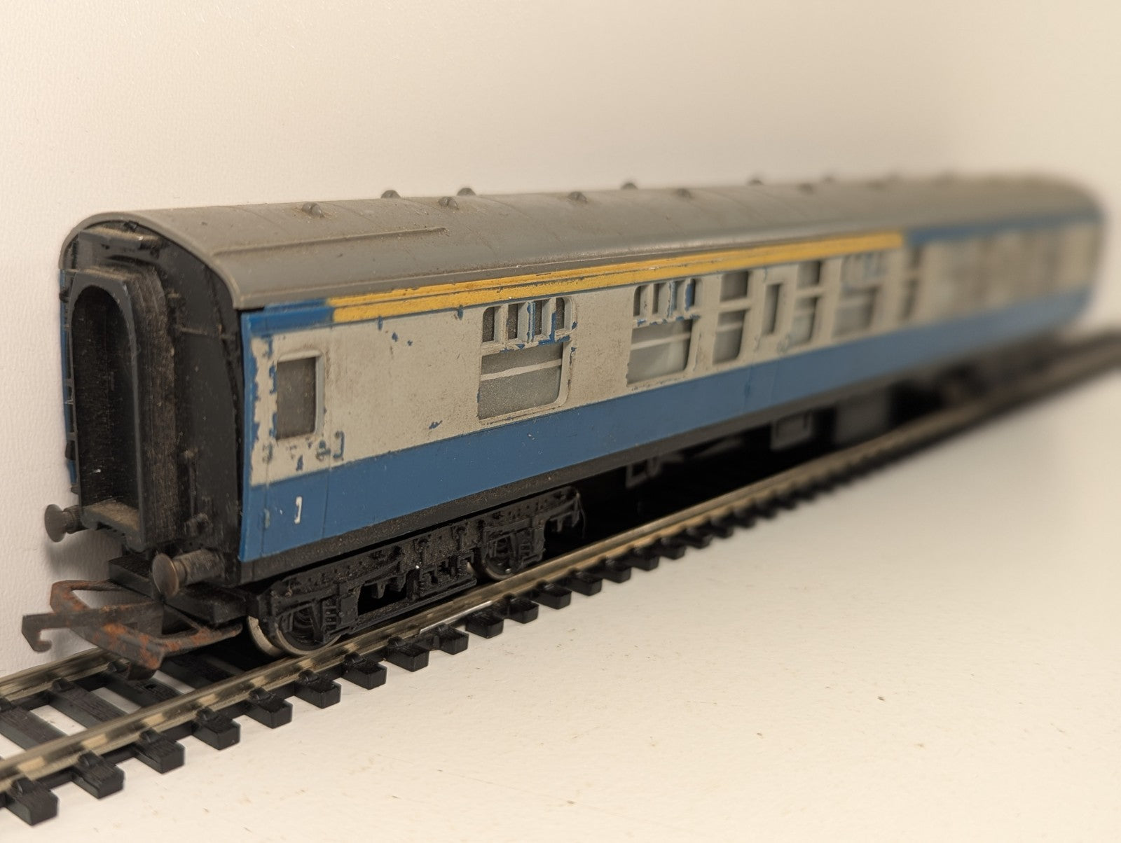 Tri-ang OO Gauge BR Blue MK1 Composite Corridor Coach (Chipped Paint)