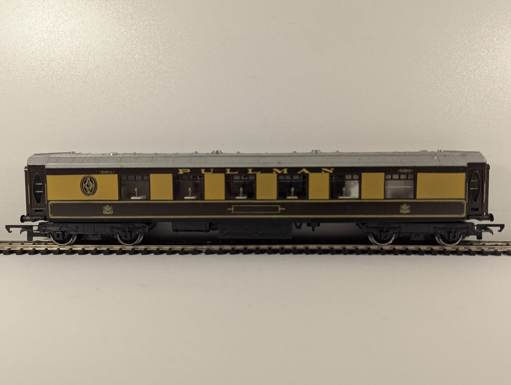 Hornby OO Gauge Pullman Car Lucille Passenger Coach Pullman Umber and Cream
