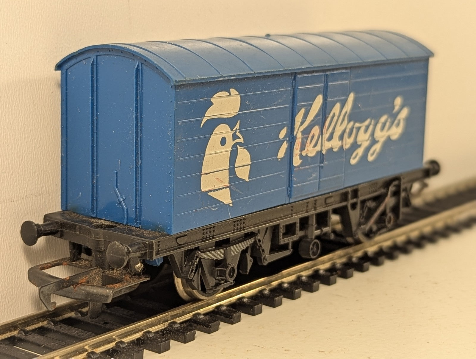 Hornby OO Gauge Kellogg's Closed Van Goods Wagon Kellogg's Blue R237