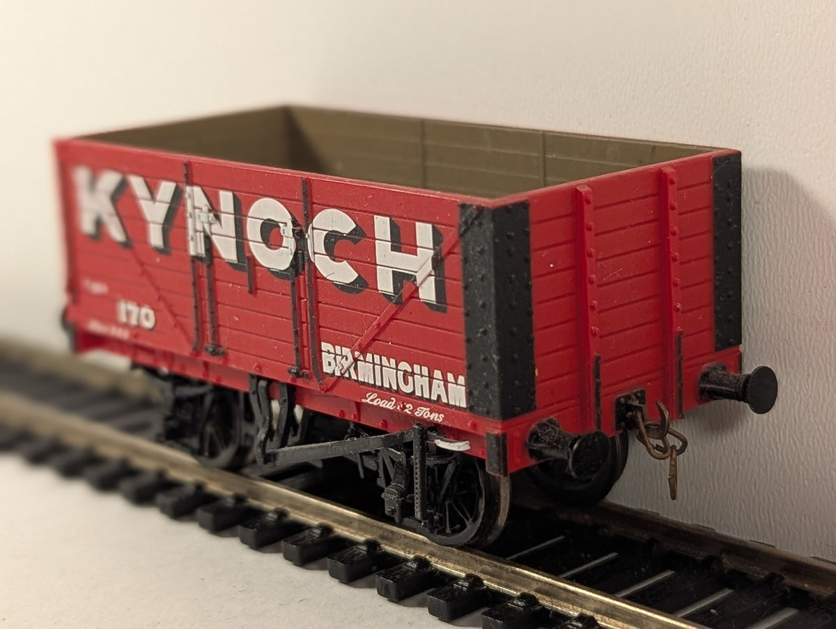 Bachmann OO Gauge 7-Plank Open Wagon 170 Kynoch Red 37-111