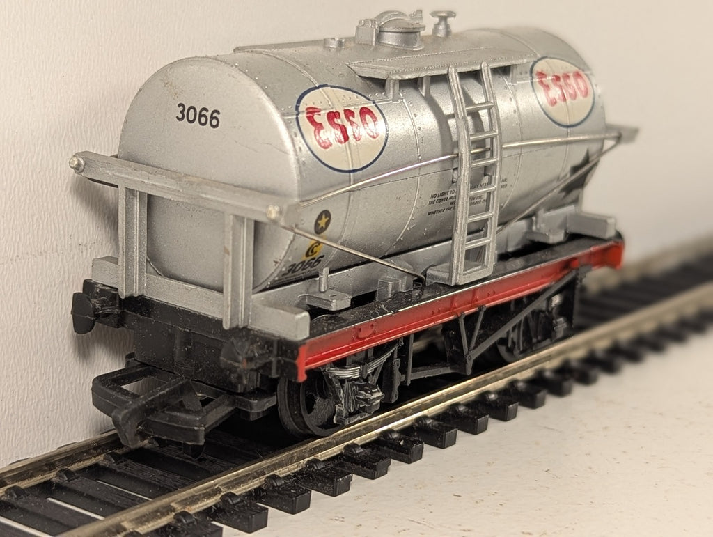 Mainline OO Gauge 14 Ton Tank Wagon 3066 Esso Silver 37-142