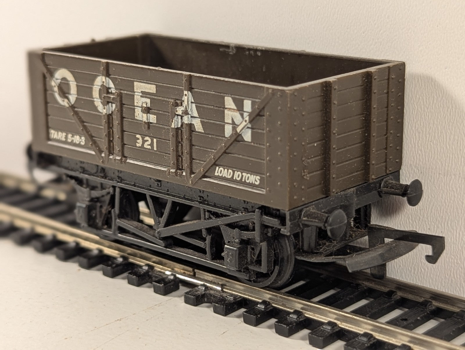 Hornby R204 OO Gauge Ocean 7 Plank Wagon - Wrong Box