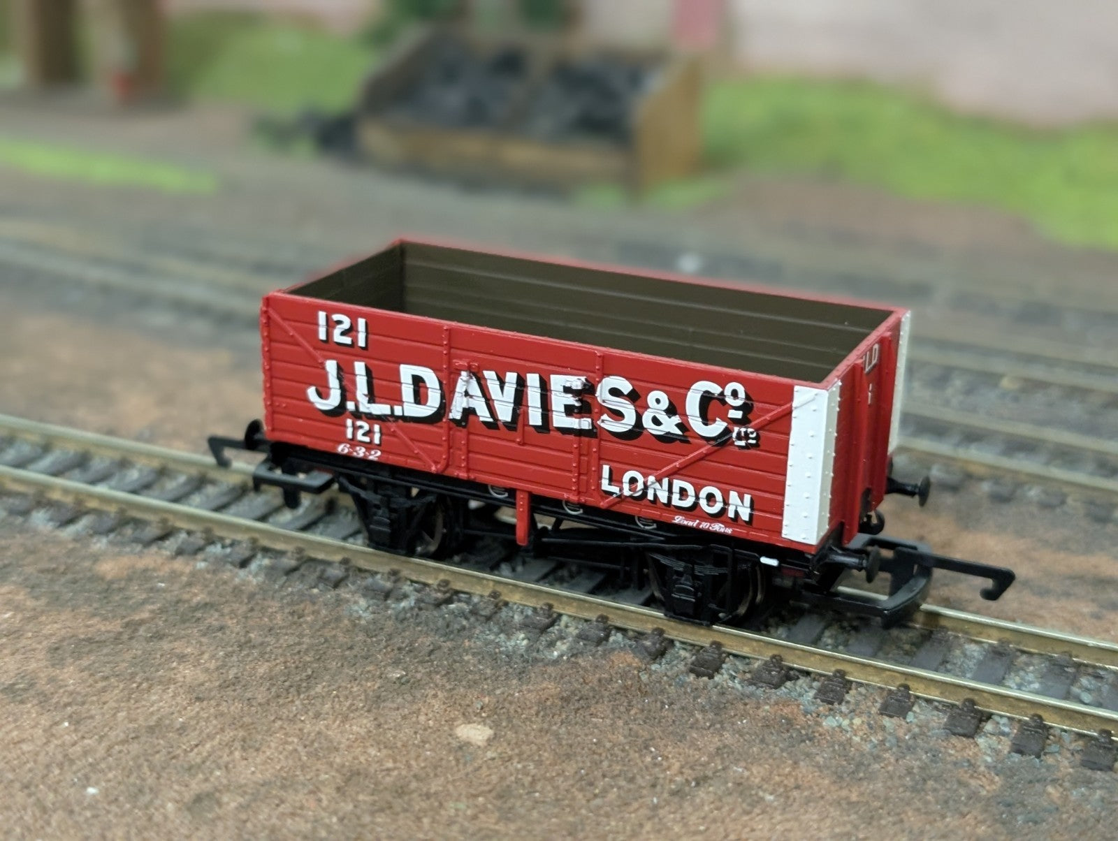Hornby R1075 OO Gauge 7 Plank Wagon J L Davies
