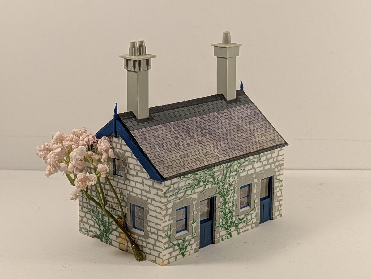 Hornby OO Gauge Country Cottage Building R501