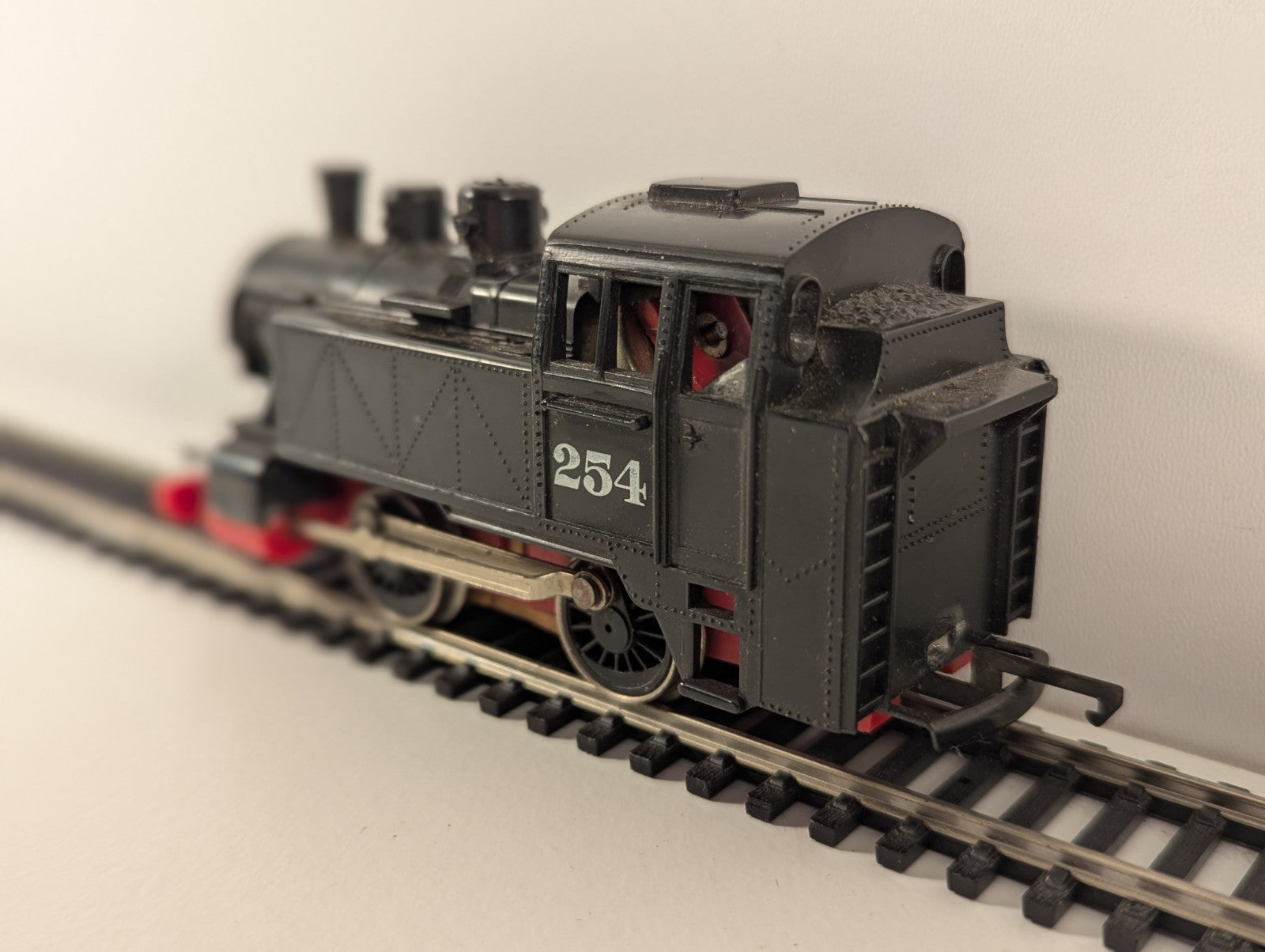 Hornby R254 – International 0-4-0T Tank Locomotive (OO Gauge, Missing Smokebox)
