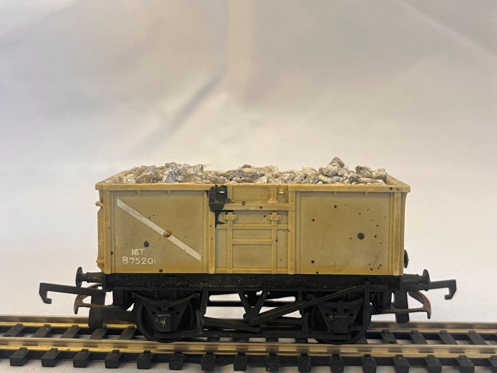 Tri-ang Hornby R243 OO Gauge 16 Ton Mineral Wagon Grey