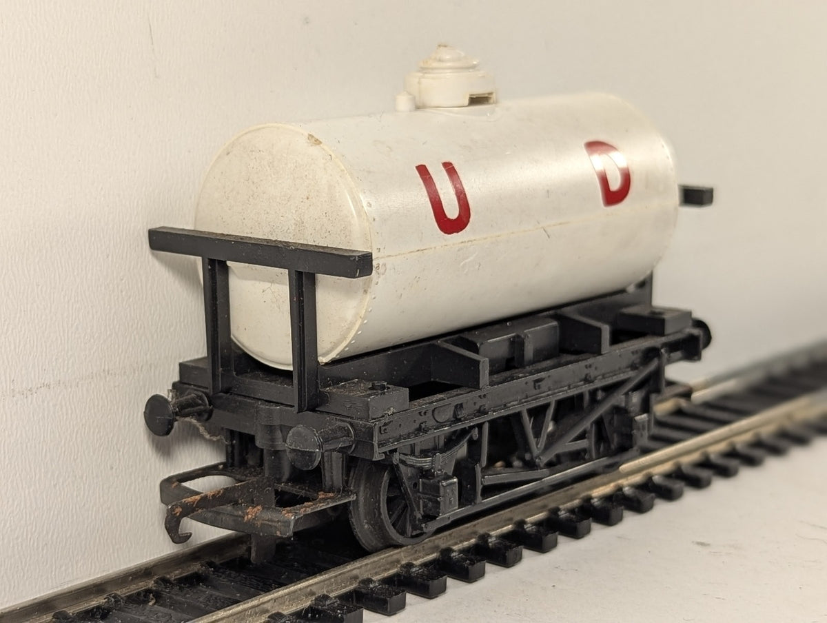 Tri-ang OO Gauge United Dairies Milk Tank Wagon R127