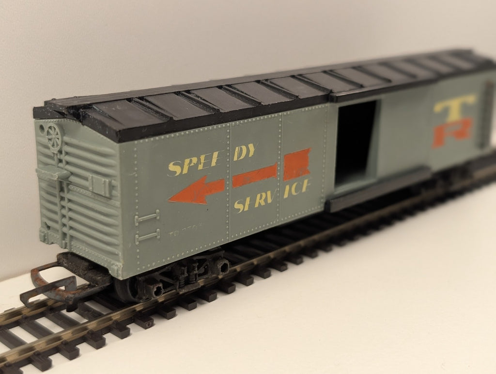 Tri-ang R136 OO Gauge “Speedy Service” Boxcar – Missing Door