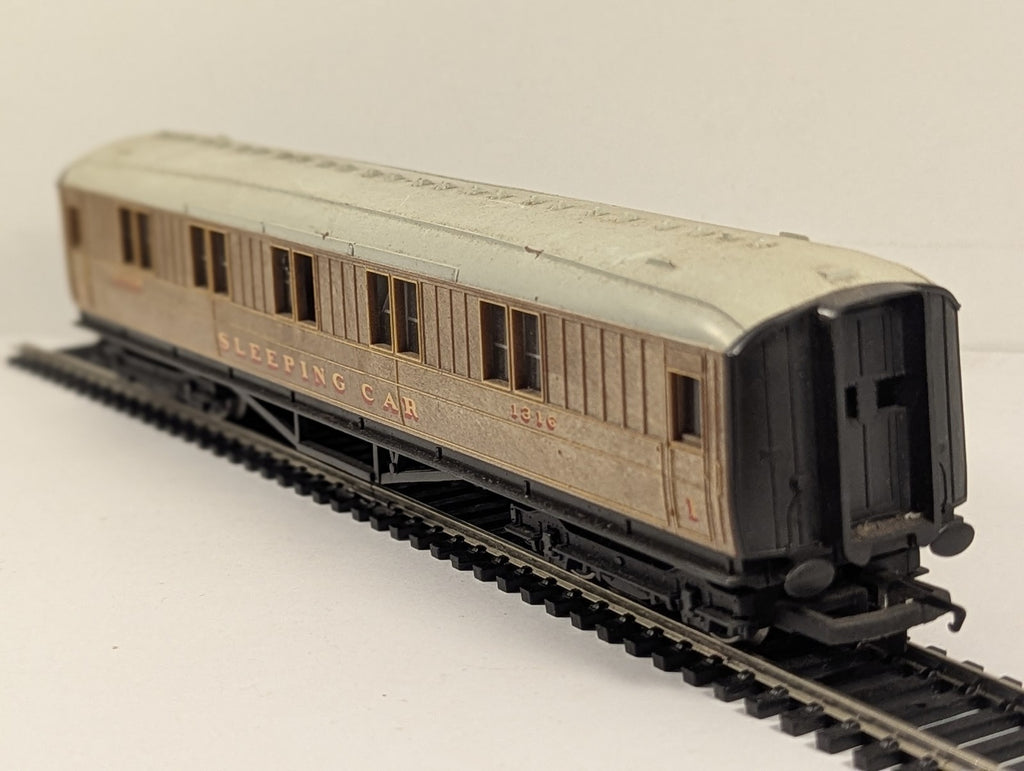 Hornby OO Gauge LNER Sleeping Car Passenger Coach 1316 LNER Teak R4180