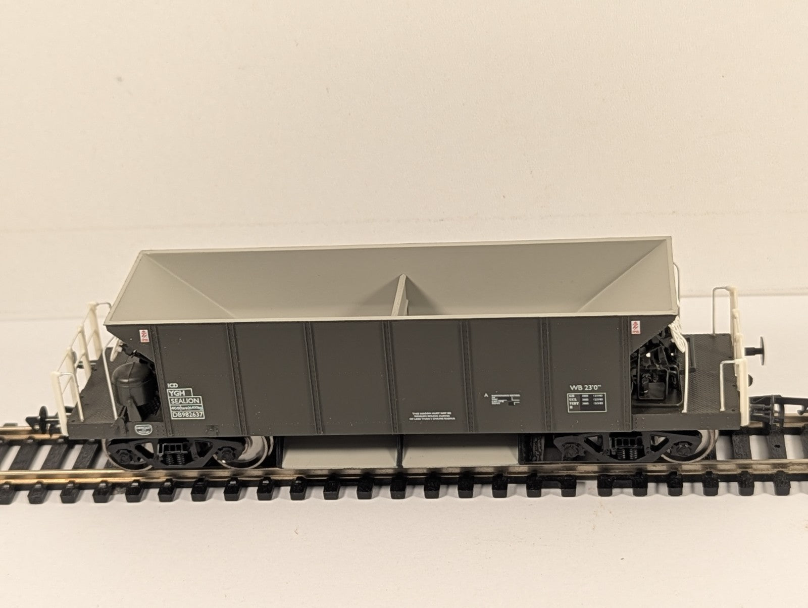 Bachmann 38-130 OO Gauge 40 Ton Sealion YGH Hopper Wagon Olive Green