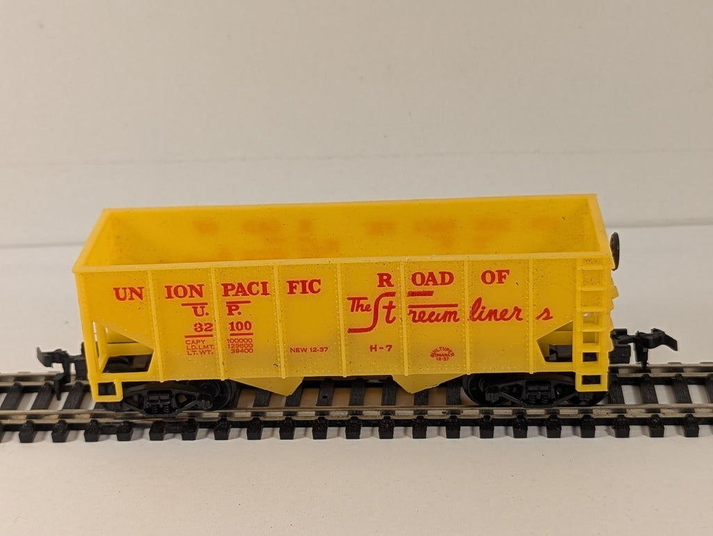 HO Gauge 2-Bay Offset Side Hopper Wagon 32100 Union Pacific Yellow