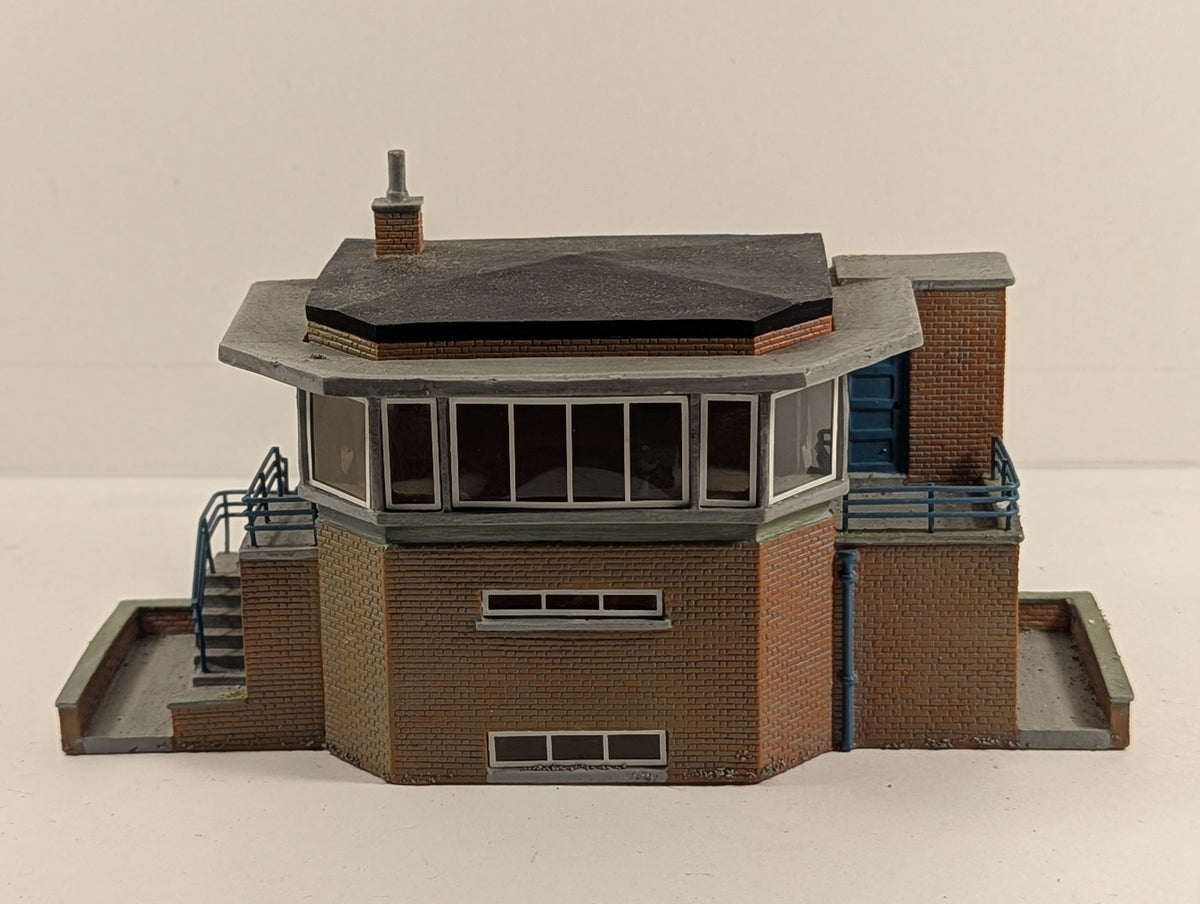 Bachmann Scenecraft OO Gauge SR Odeon Signal Box 'Hampton Hill' Southern Railway