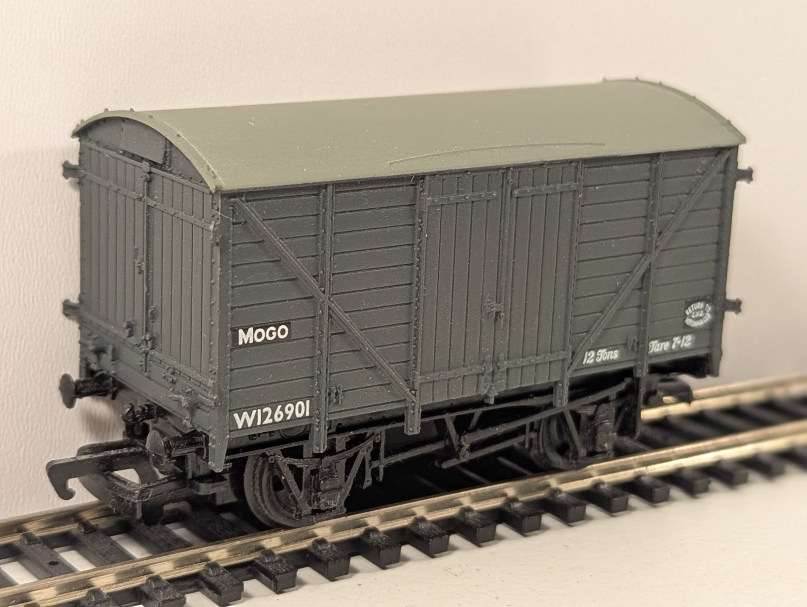 Bachmann Branchline OO Gauge 12-Ton ‘Mogo’ Van Wagon in BR Grey