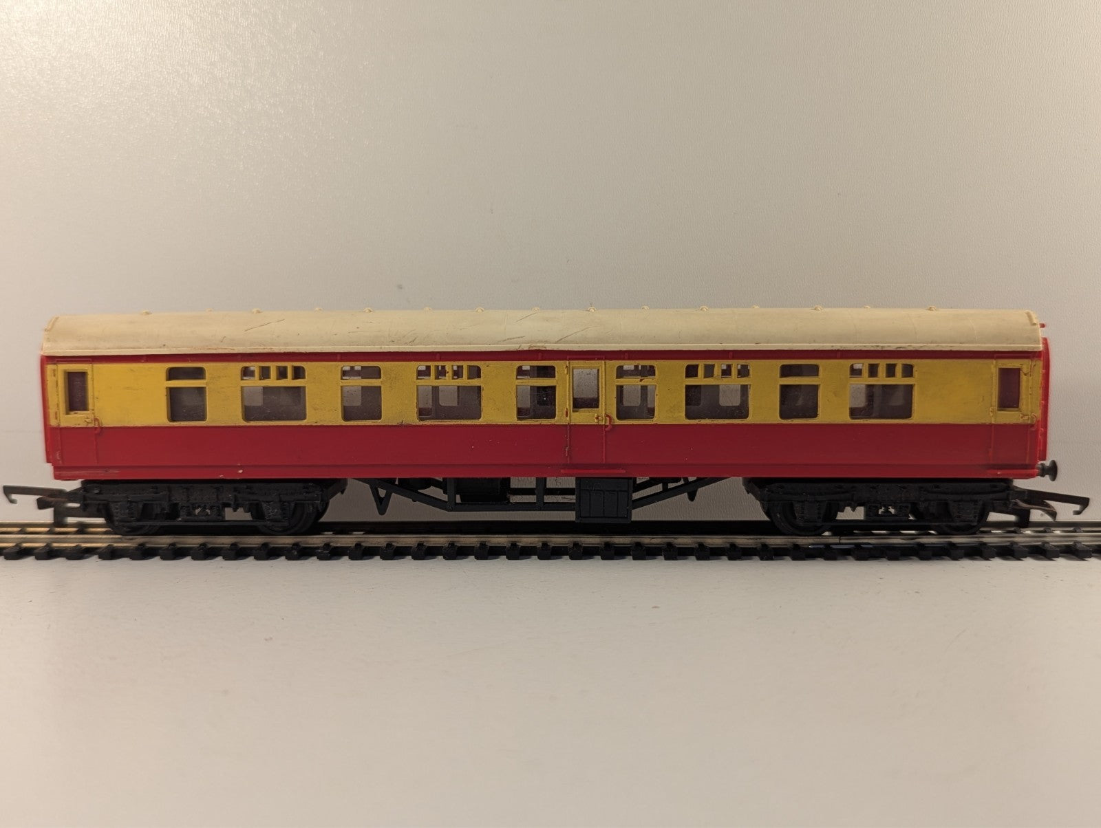 Tri-ang R29 OO Gauge Maroon & Cream Composite Coach