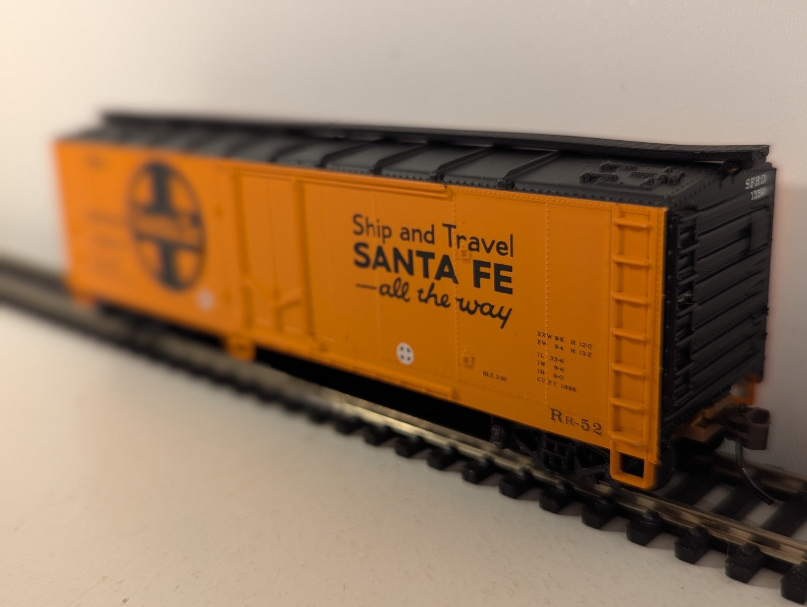 Walthers HO Scale 40' Plug Door Reefer Freight Wagon 13561 Santa Fe