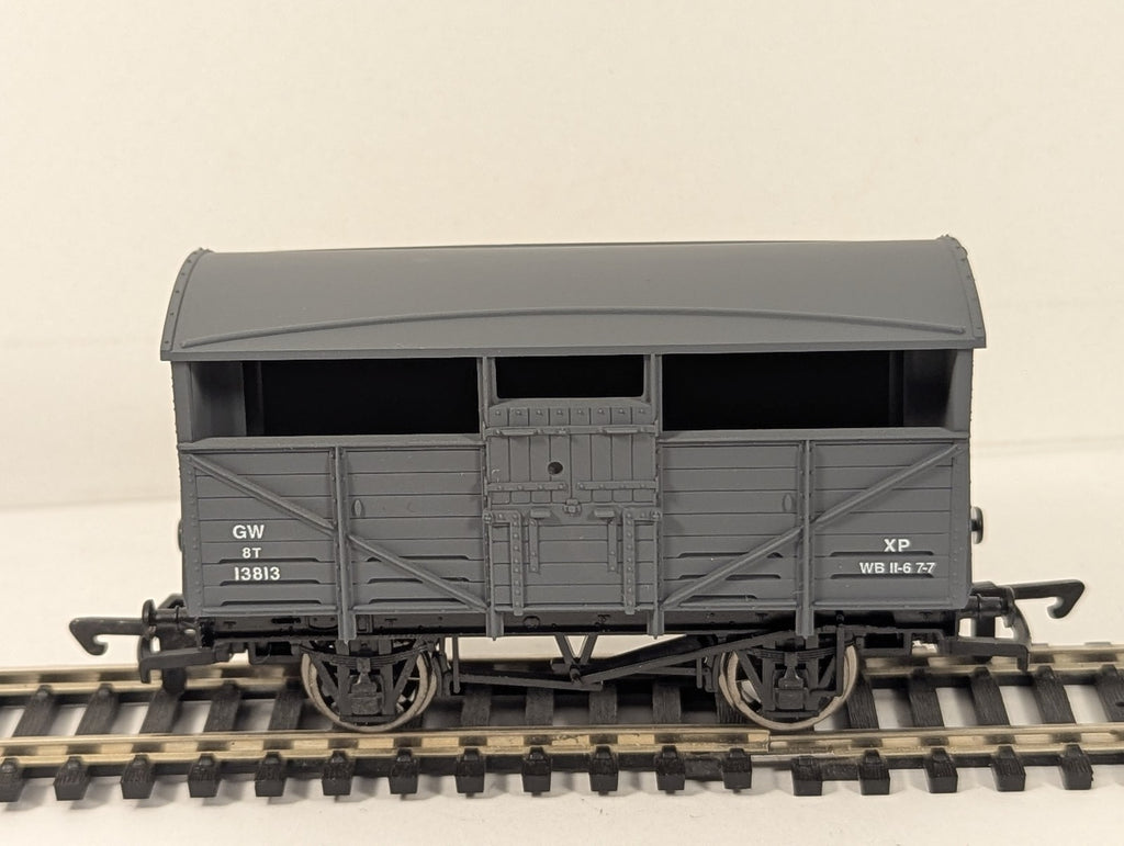 Dapol OO Gauge GWR Cattle Wagon Goods Wagon 13813 GWR Grey B500