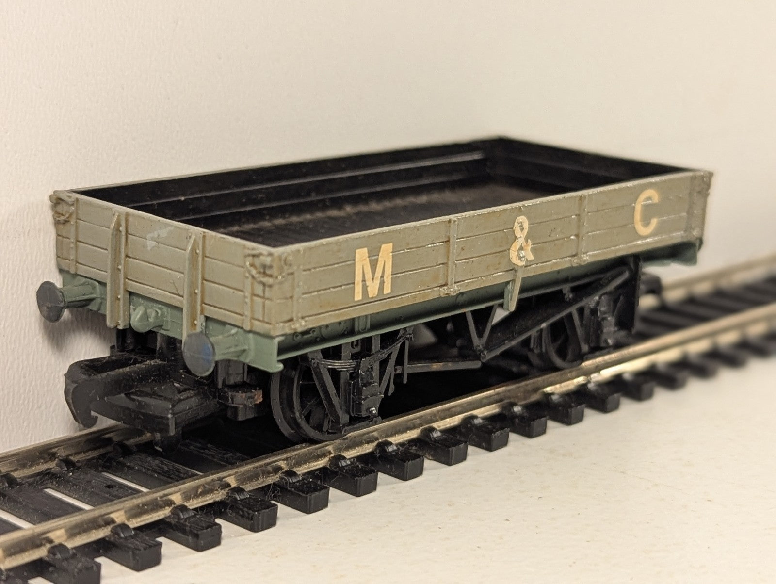 Mainline OO Gauge 5-Plank Open Wagon Goods Wagon M&C Grey 37-143