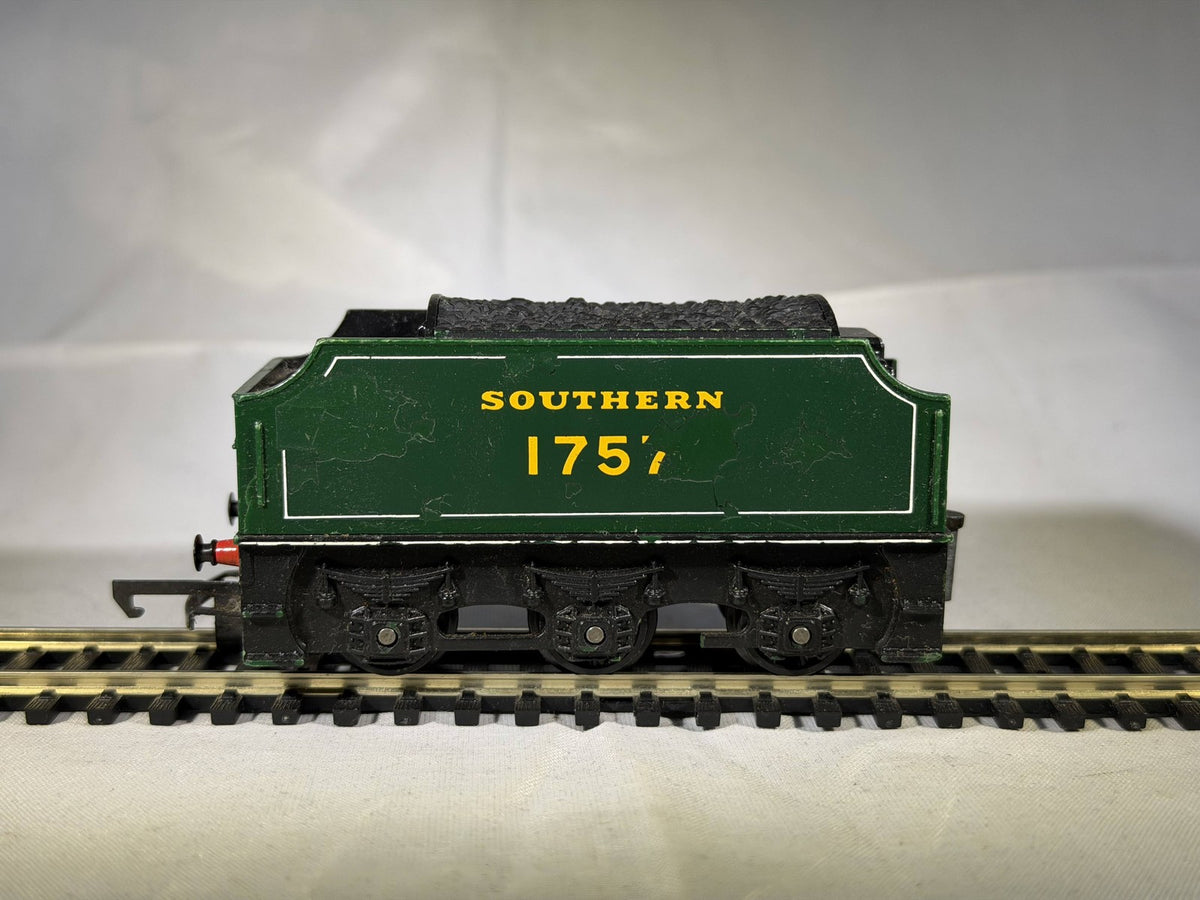 Hornby OO Gauge Southern Railway 6-Wheel Tender 1757 Southern Green