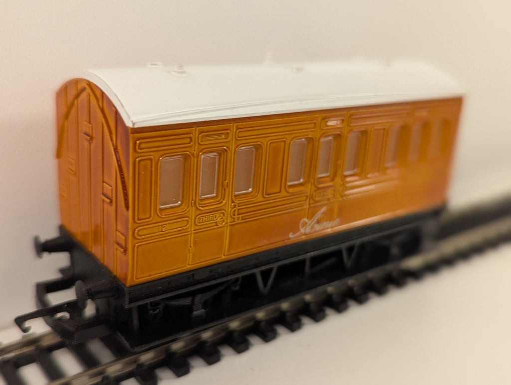Hornby R110 OO Gauge Thomas & Friends Annie Coach