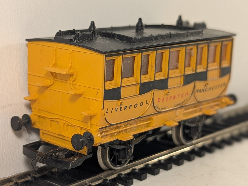 Hornby OO Gauge L&MR Despatch Coach Passenger Coach