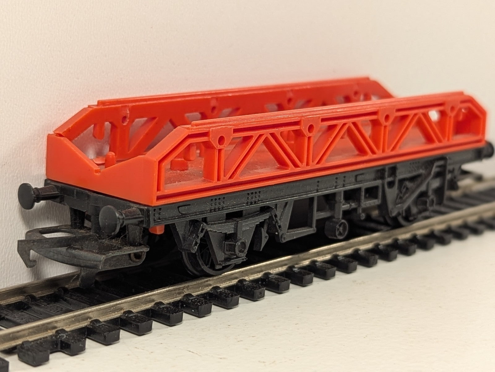 Hornby R224 OO Gauge Flat Wagon Missing Wheel Load