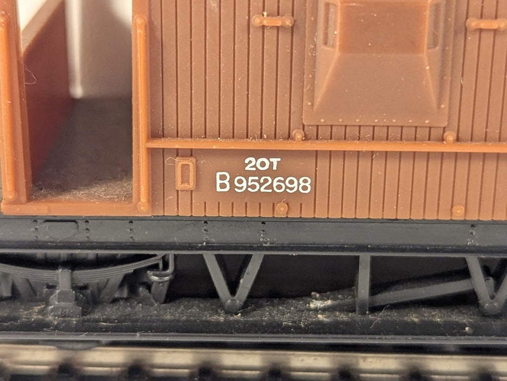 Tri-ang OO Gauge BR 20 Ton Standard Brake Van B952698 BR Bauxite R16