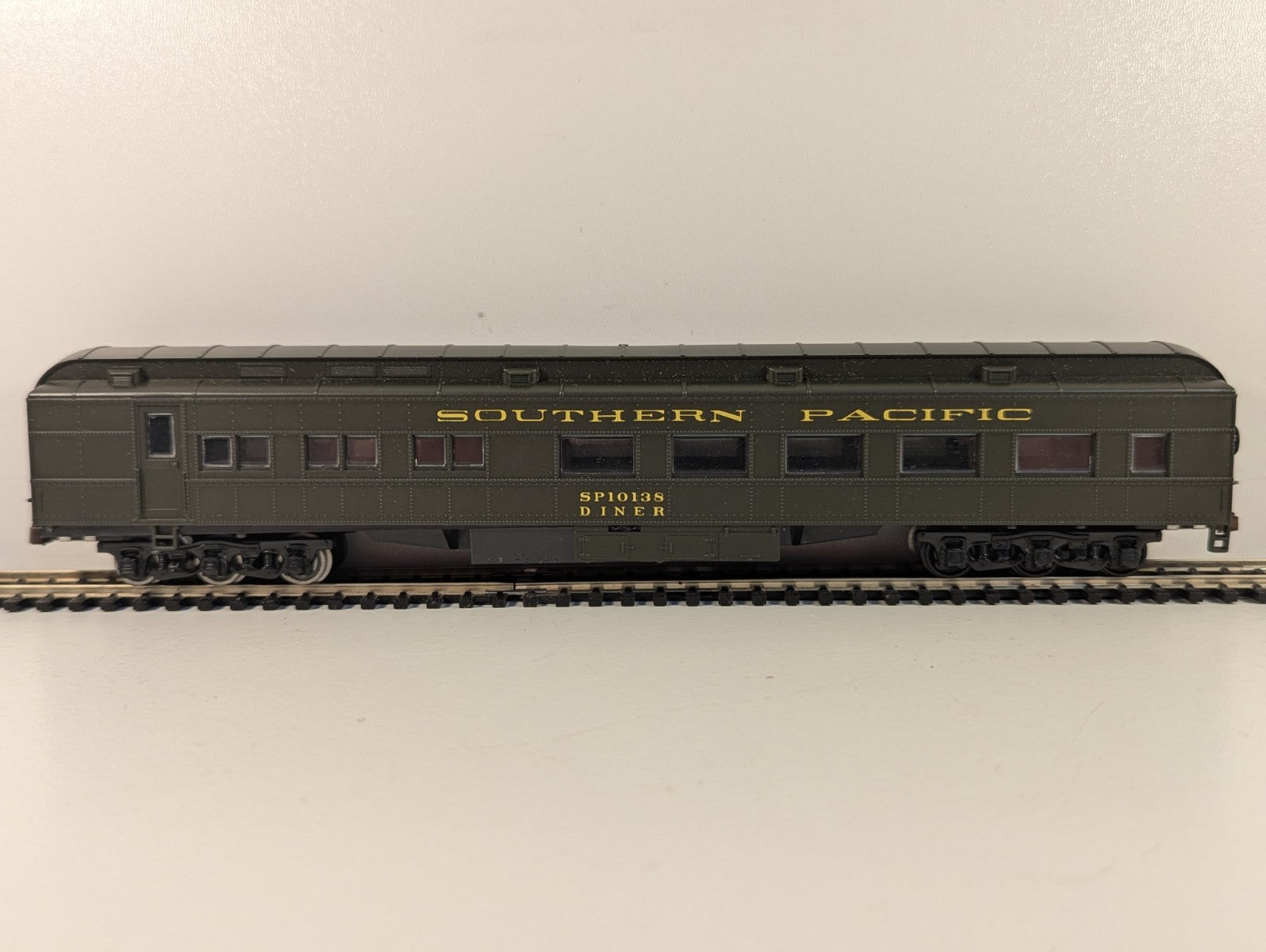 Athearn HO Gauge Southern Pacific Diner Car SP10138 - Boxed