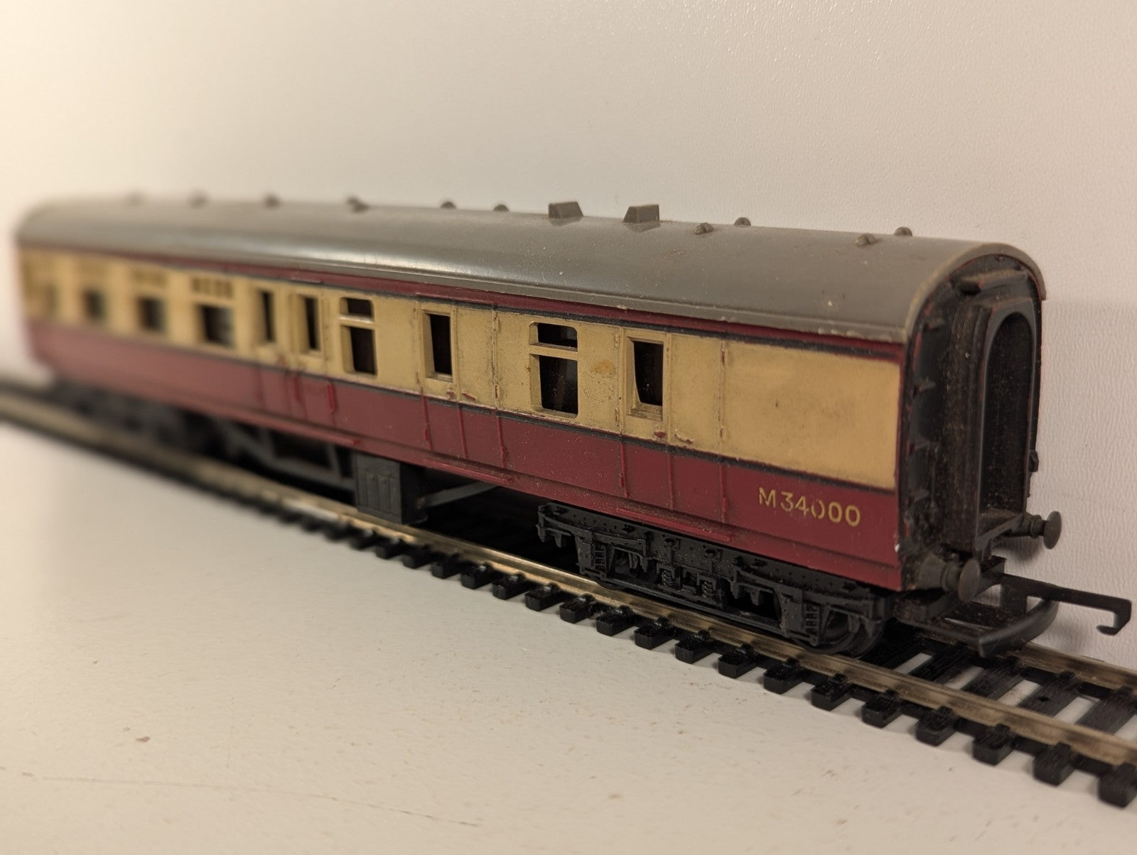 Tri-ang R28 OO Gauge BR Brake Coach Crimson & Cream