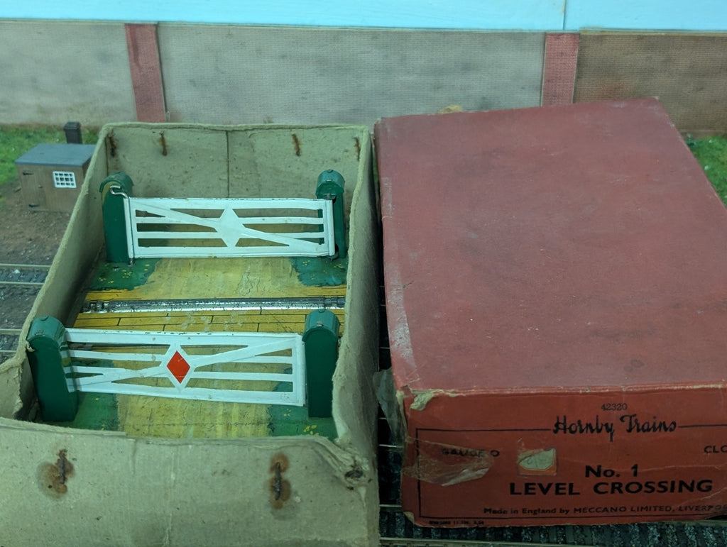 Hornby Trains '0' Gauge No 1 Level Crossing.(42320) Boxed.