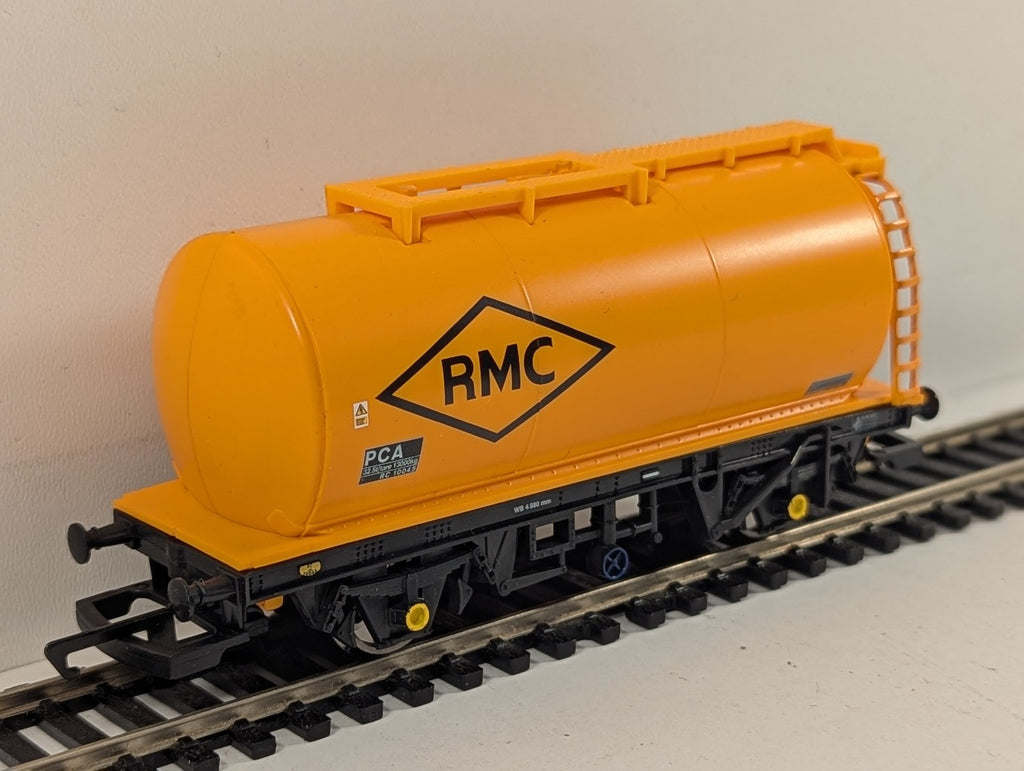 Hornby OO Gauge PCA Cement Wagon Goods Wagon RC 10045 RMC Orange