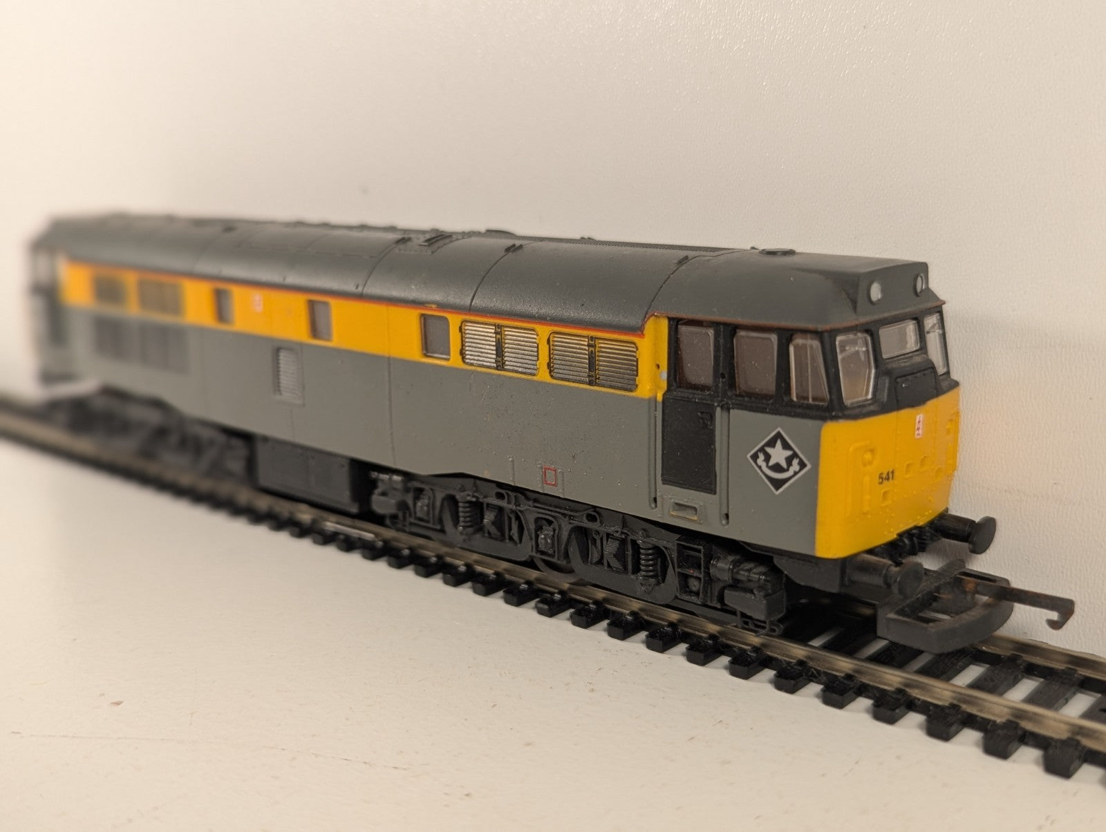 Lima OO Gauge BR Class 31 31541 Dutch Livery Diesel Locomotive Missing Buffers
