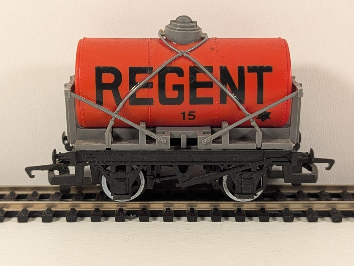 Hornby R343 OO Gauge Small Tanker (Cross Stays) – Regent