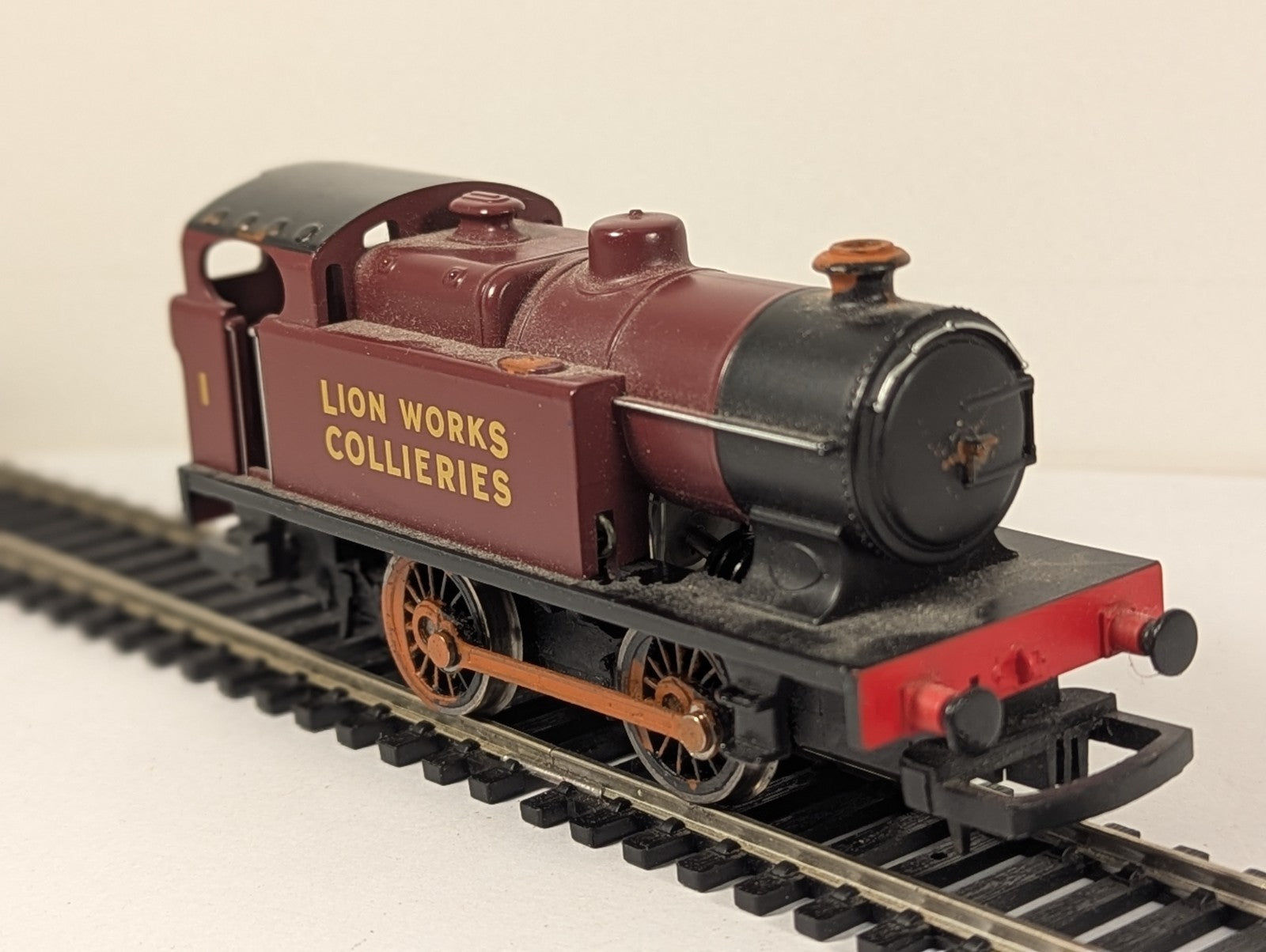 Hornby R2452 OO Gauge Class D 0-4-0T No. 1 Lion Works Collierie – Repainted part