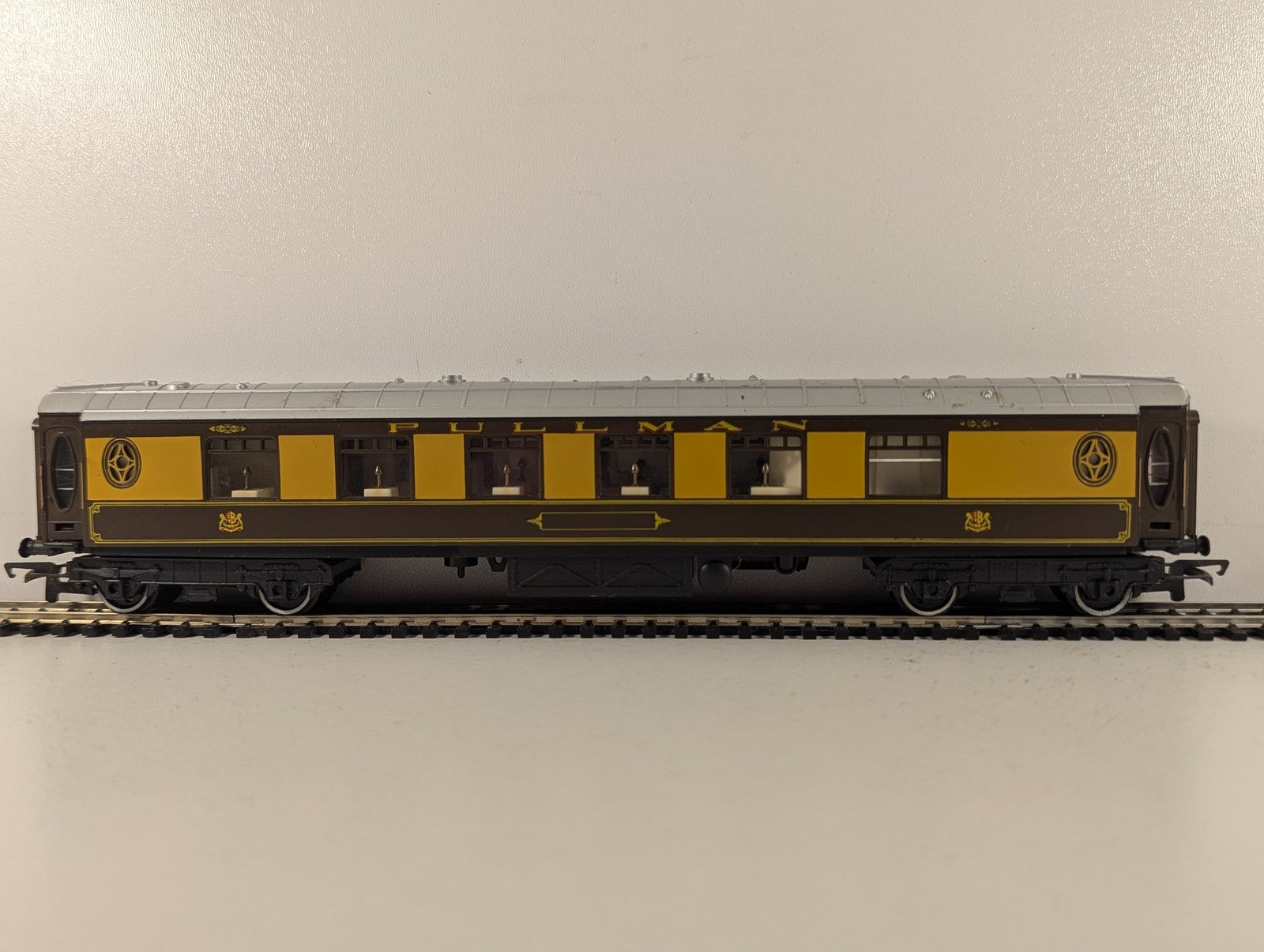 Hornby OO Gauge Pullman Parlour Car Passenger Coach Pullman Umber and Cream