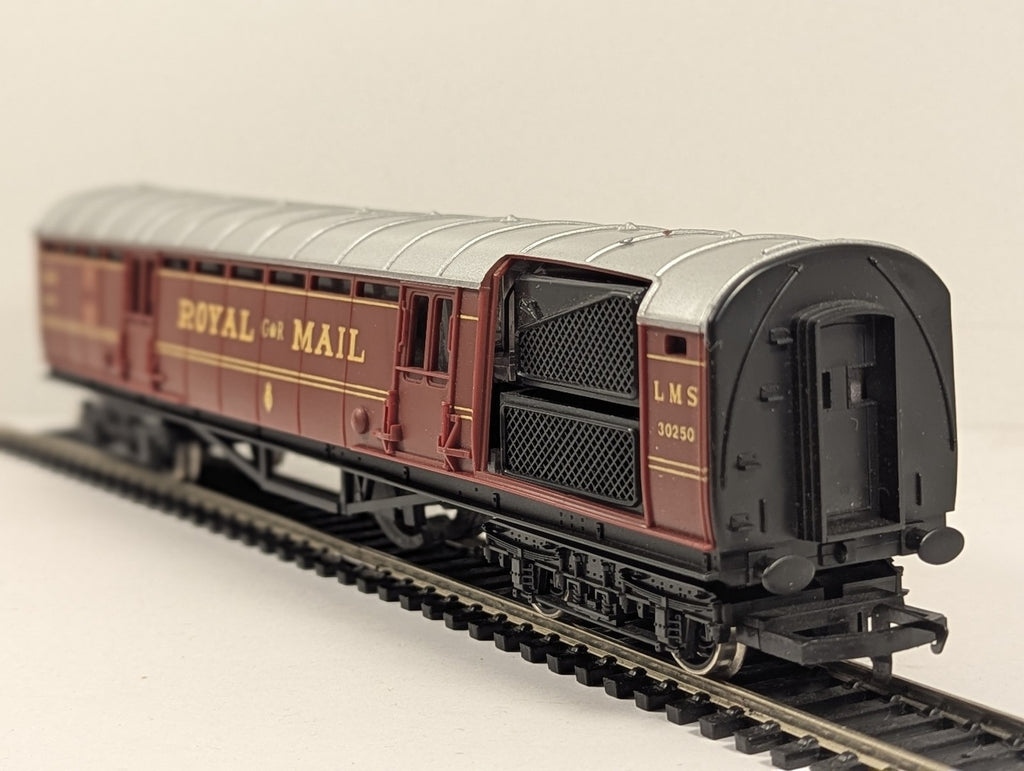 Hornby OO Gauge Operating Royal Mail Coach Passenger Coach 30250 LMS Maroon