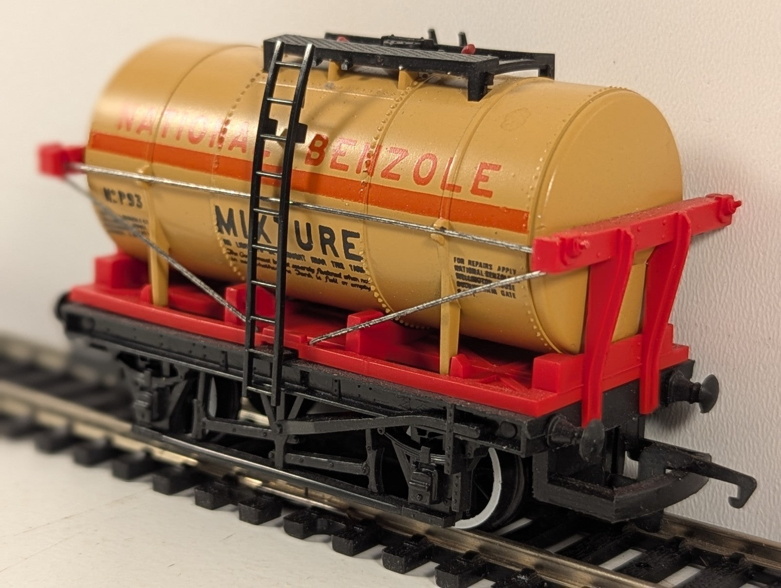 Hornby R239 OO Gauge Orange National Benzole Tank Wagon