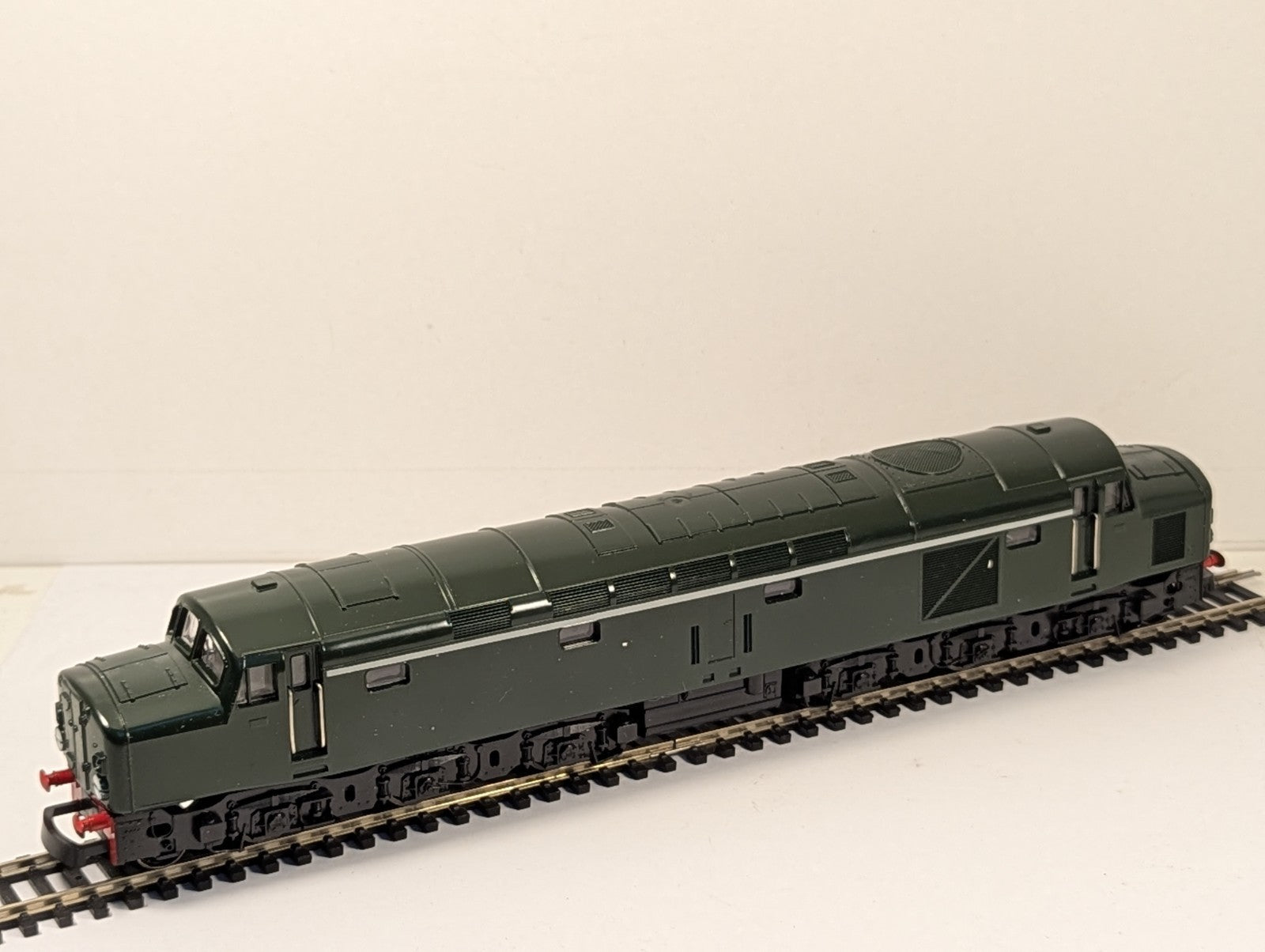 Jouef OO Gauge British Rail Class 40 Locomotive BR Green 8913