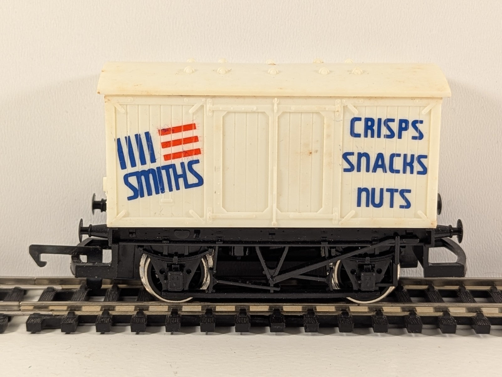 Hornby R135 ‘Smiths Crisps’ Closed Van