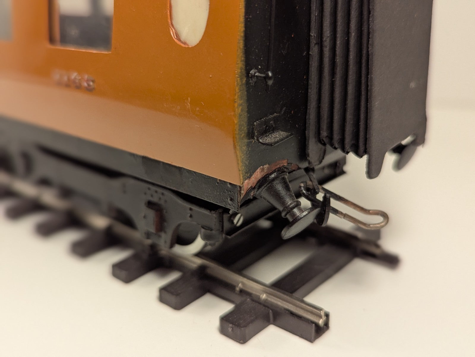 Kitbuilt (Metal) O Gauge LNER Thompson Teak Brake Coach – Damage
