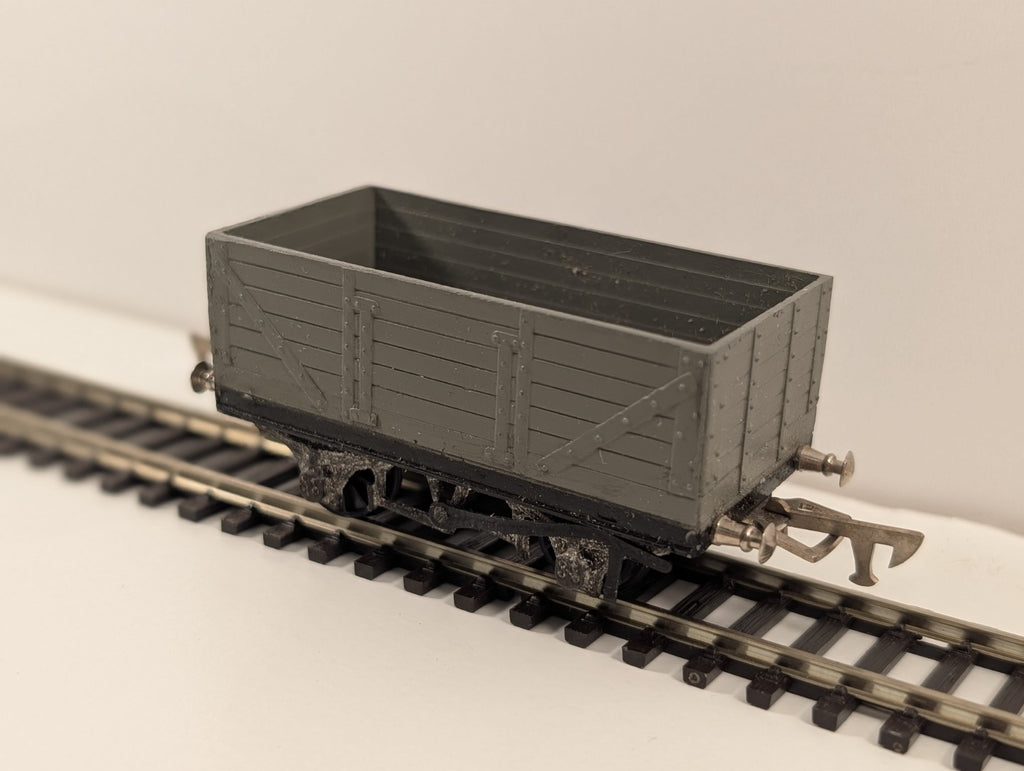 Graham Farish OO Gauge 7 Plank Open Wagon – Light Grey Livery