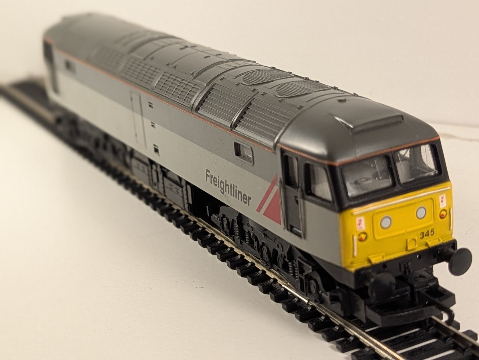 Hornby R2013A Class 47 Diesel Locomotive 47376 Freightliner 1995 Livery