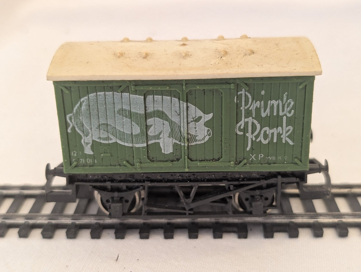 Hornby R009 OO Gauge Prime Pork Closed Wagon