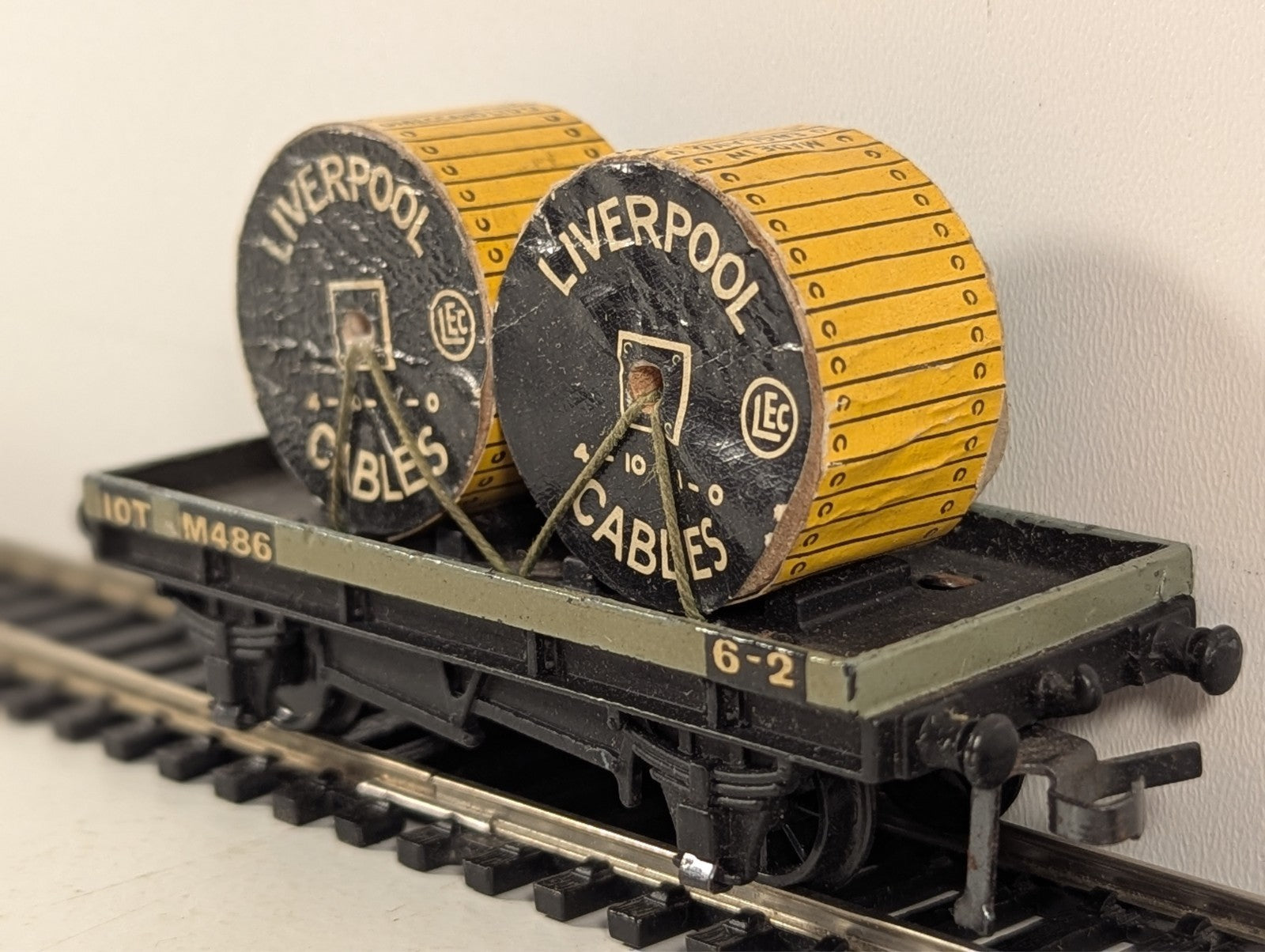 Hornby-Dublo 32086 D1 Low-Sided Wagon with Cable Drums OO Gauge - Boxed