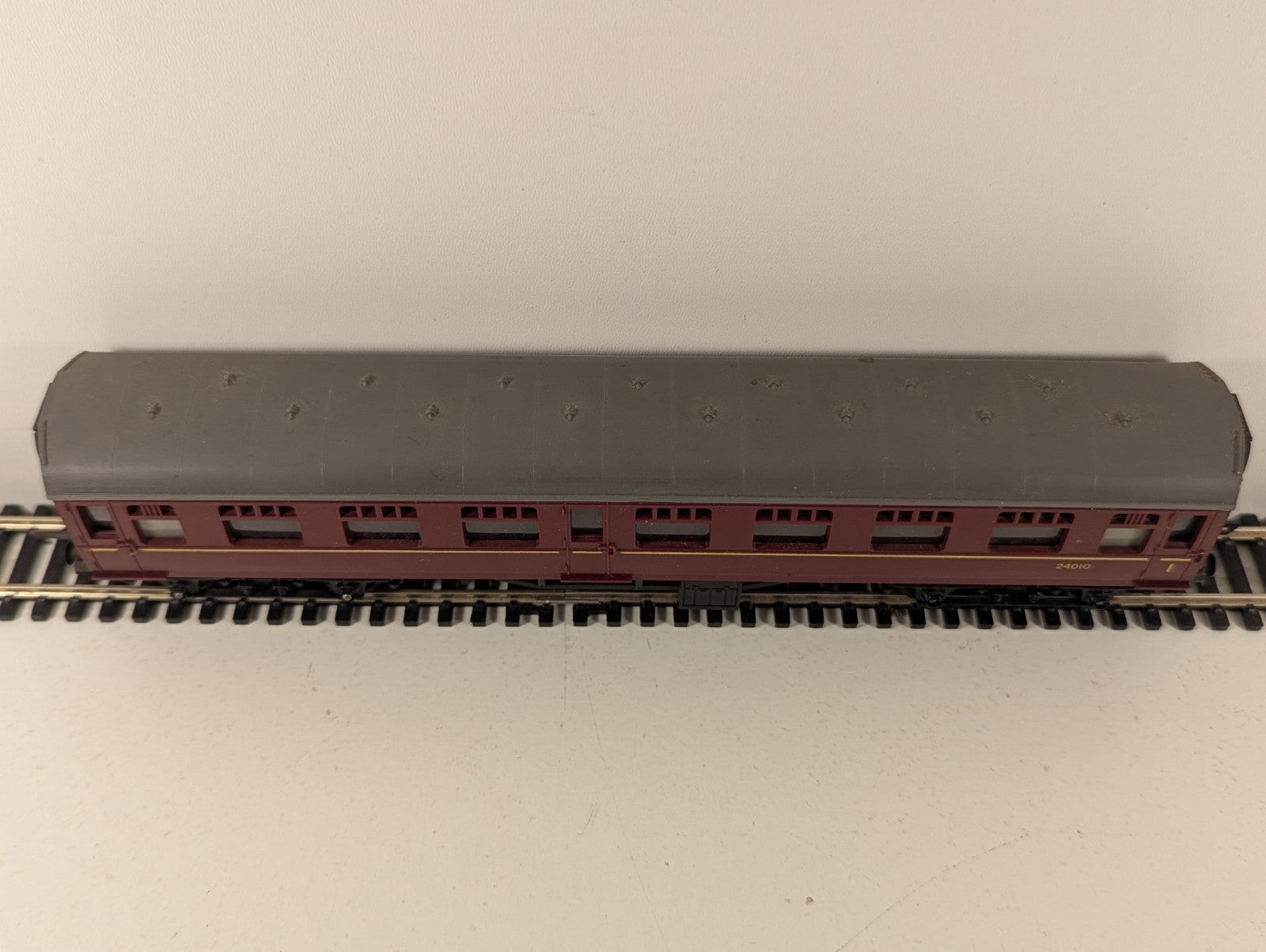 Tri-ang R321 BR Mainline Composite Coach Maroon OO Gauge