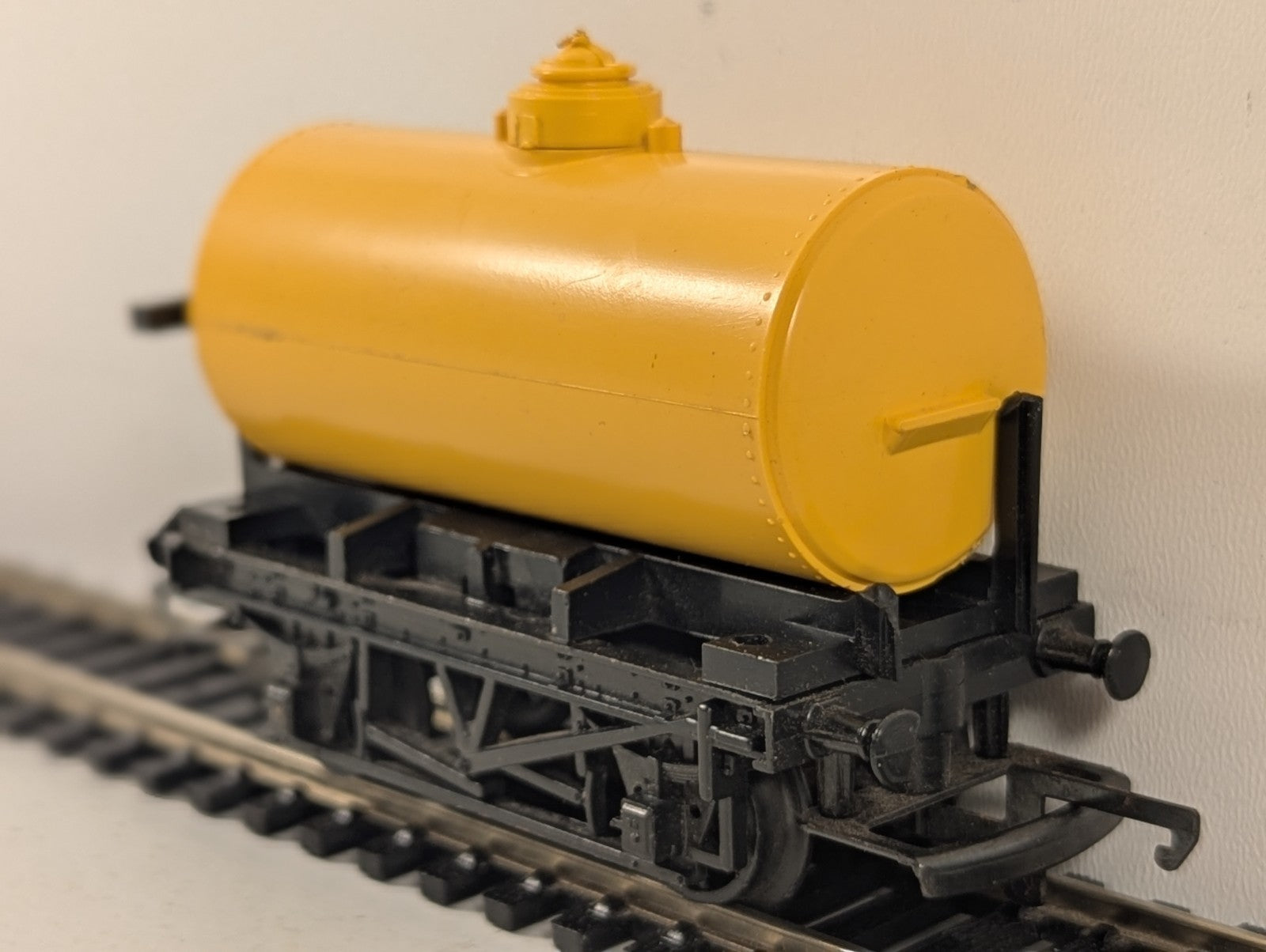 Tri-ang OO Gauge Plain Yellow Tank Wagon