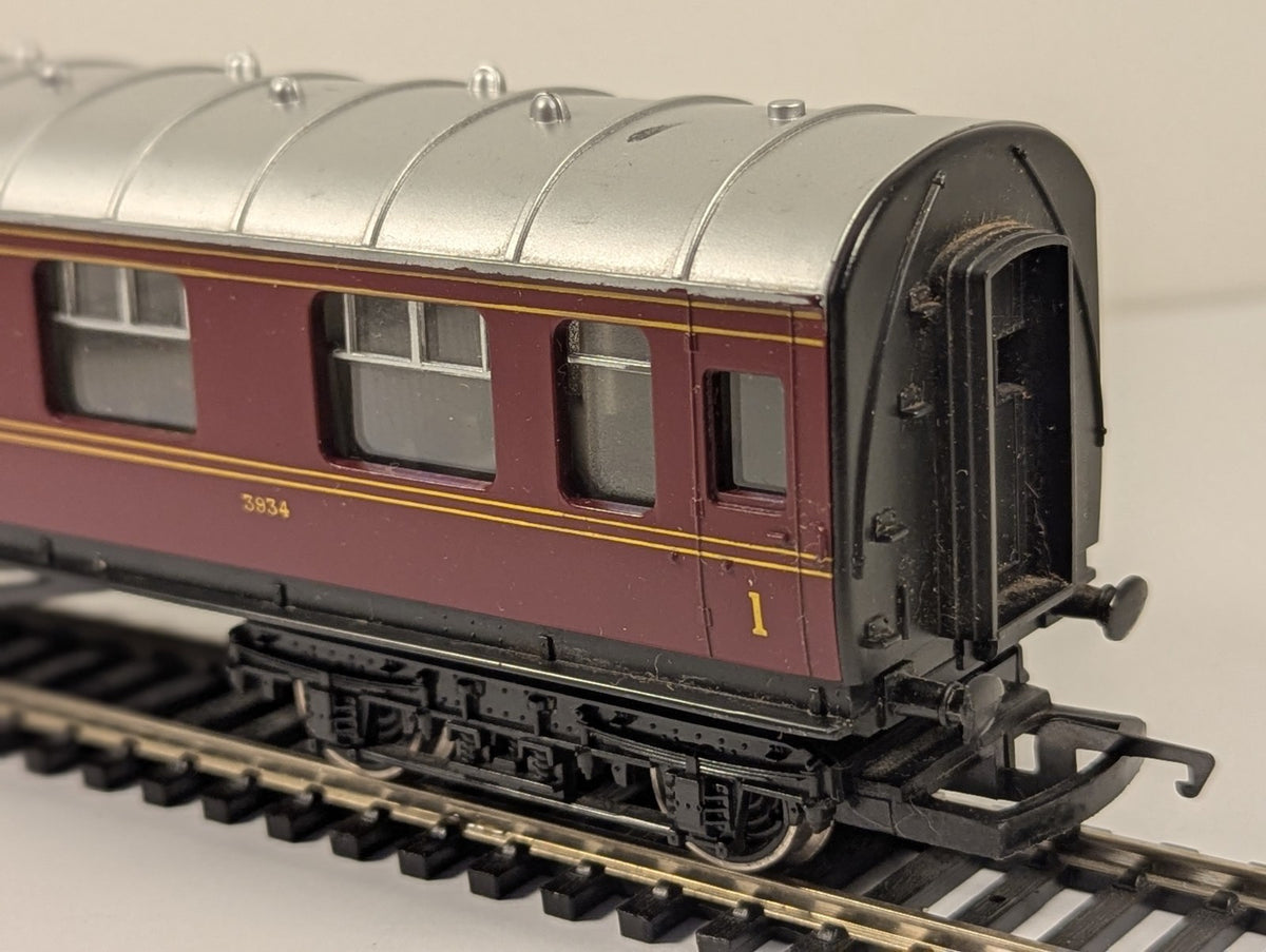 Hornby OO Gauge LMS Period III Corridor 3rd and 1st Class composite Coach