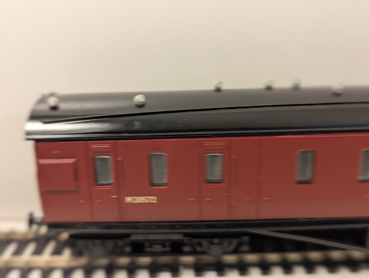 Dapol OO Gauge Stanier 57ft Brake Coach M20572 BR Carmine – Lights
