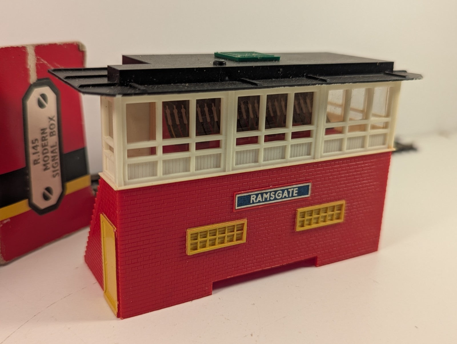 Hornby R145 Modern Signal Box – Ramsgate