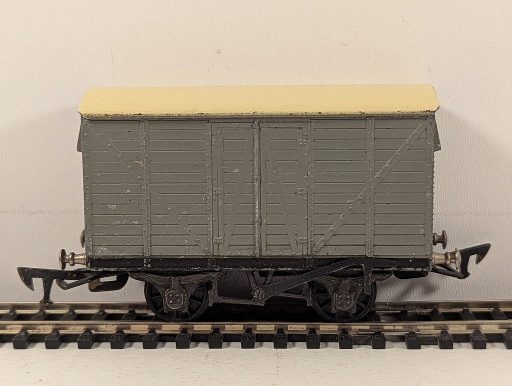 Graham Farish OO Gauge Ventilated Box Van Goods Wagon Grey with Cream Roof